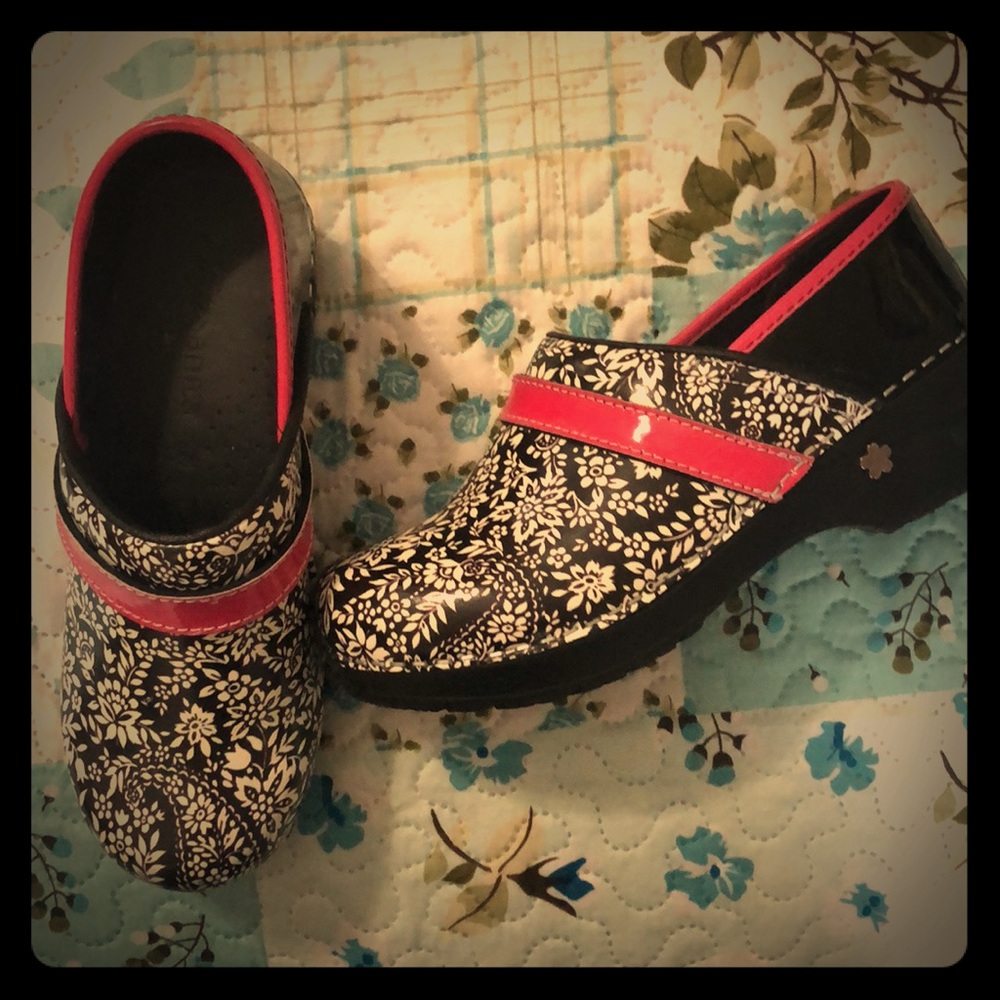 Koi Sanita nursing clogs